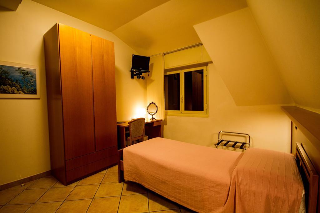 Albergo Lario جيرا لاريو الغرفة الصورة