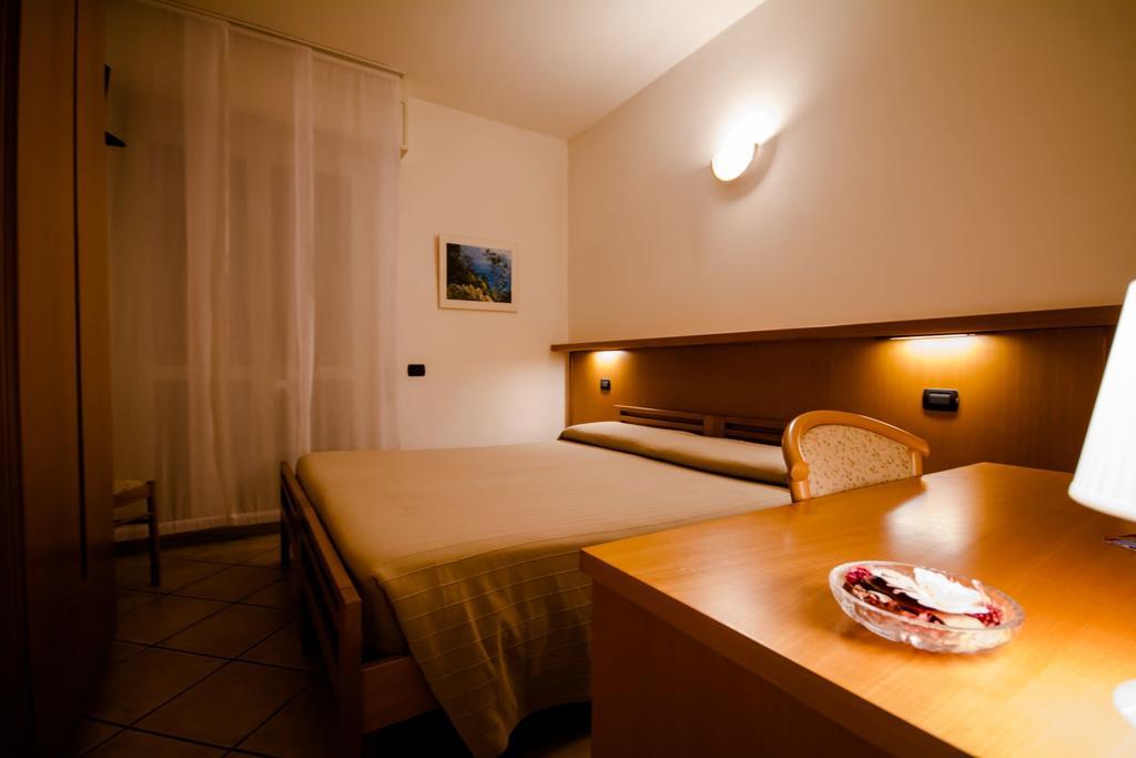 Albergo Lario جيرا لاريو الغرفة الصورة